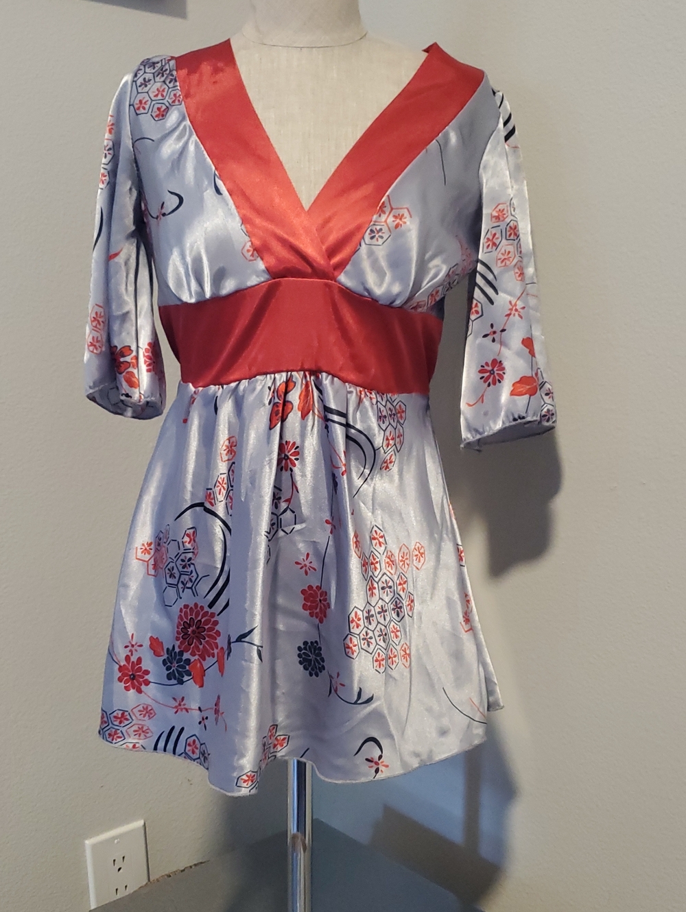 Pretty Good Silver Satin Floral V-Neck Top with Red Trim